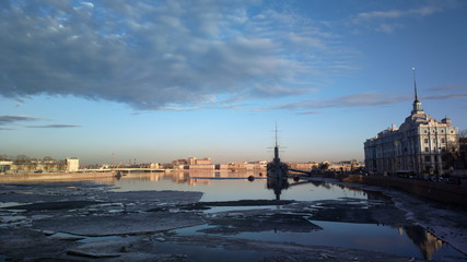 Obraz premium view of the neva river and st petersburg at sunset