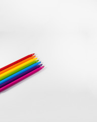 Fototapeta premium Rotuladores de colores sobre fondo blanco.