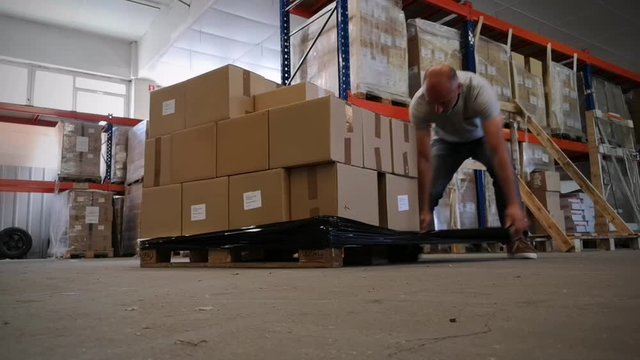 transport logistique - pr&eacute;paration de commande et filmage de palette