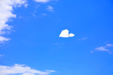 大空を飛ぶ紙ヒコーキ 