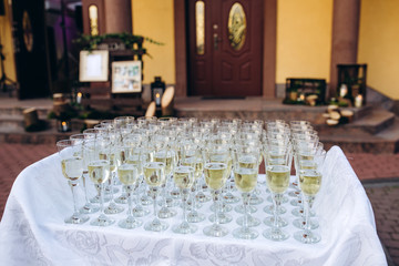 Wedding table. Champagne and wine in glasses.