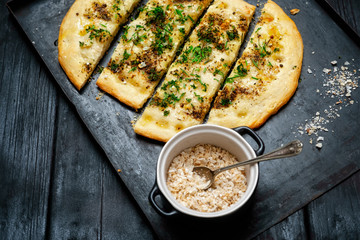 Focaccia auf schwarzen backblech