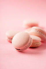 Roze french cookies macaroons on pink background