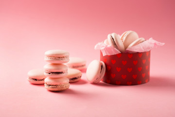 Roze french cookies macaroons on pink background