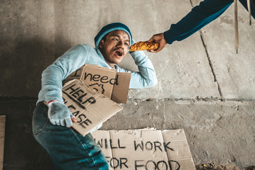 Begging under the bridge with the person who handed the bread.