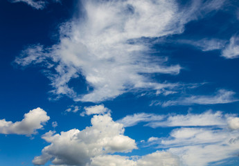 Obraz premium White clouds against a blue sky.