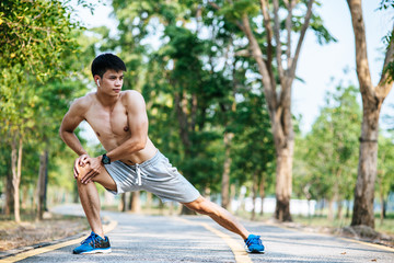 Obraz premium Men warm up before and after exercising
