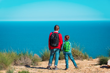 Naklejka premium father and son hiking travel in nature, family hiking in nature