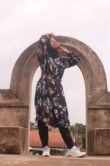 photographing beautiful women in the afternoon.