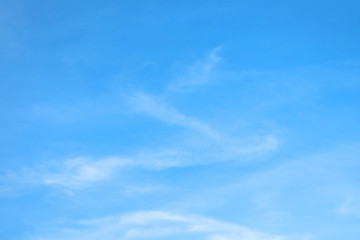 Fototapeta premium Tło błękitnego nieba z drobnymi chmurami