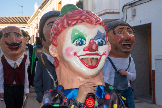 Desfile de gigantes y cabezudos en carnaval
