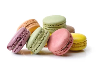 Fotobehang Macarons Franse kleurrijke macarons geïsoleerd op witte achtergrond