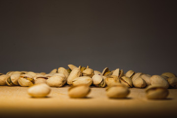 pistachos ricos sobre fondo blanco