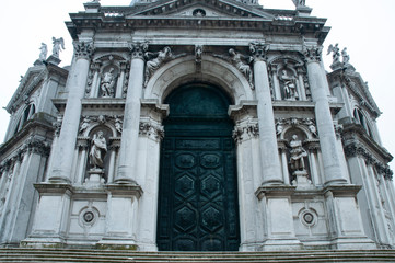 Fototapeta na wymiar entrance to the cathedral in Venice