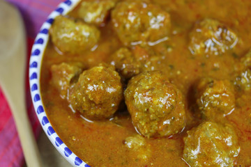 boulettes de viande sauce au curry rouge