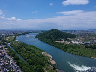 Obraz premium 航空撮影した犬山市の町風景と木曽川の風景