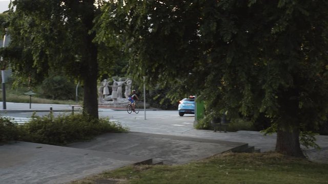 Ciclista bajando Montjuic en una puesta de sol en barcelona una tarde primavera