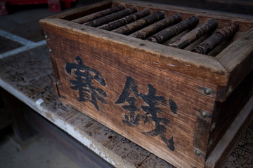 古い神社の賽銭箱