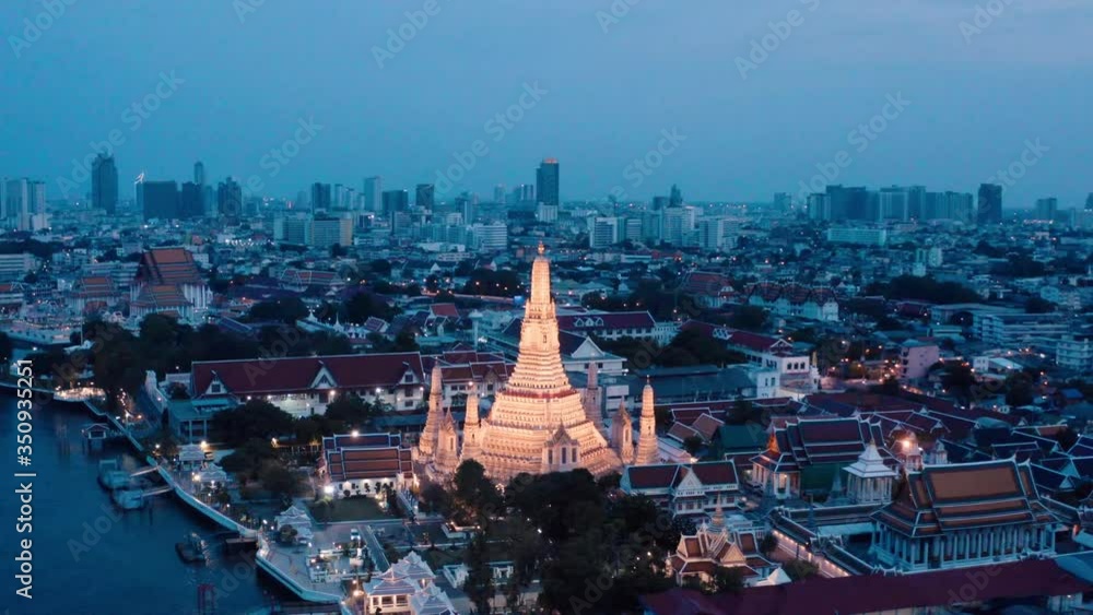 Poster Aerial view of Wat Arun temple in Bangkok Thailand during lockdown covid quarantine