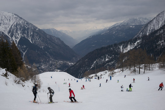 Tourists skiiing at ski resort, Alpine Resort, Aosta Valley, Courmayeur, Northern Italy, Italy