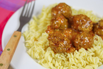 boulettes de viande en sauce et pâtes