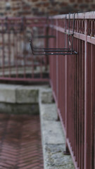 Barrière rouge à côté d'une église, dans une ville du Lot-et-Garonne