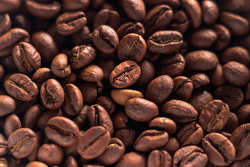Naklejka premium średnio palone ziarna kawy prosto z etiopii, 100% arabica