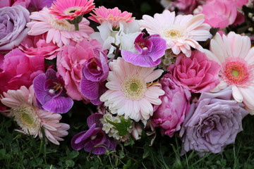 Trauerkranz mit rosa Blumen und Orchideenblüten