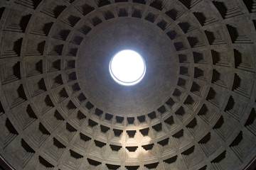 Proiezione di luce dal cielo attraversa il tetto del Pantheon a Roma