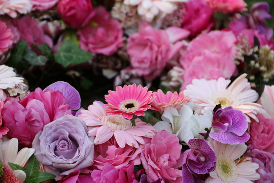 Bunte Blumen im Blütenkranz nach Beerdigung auf dem Friedhof 