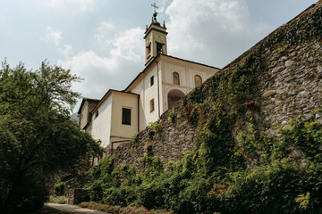 Fototapeta na wymiar church in small italian town