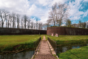 Paesaggio di Lucca in primavera con il ponte e le mura medievali storiche