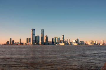 Naklejka premium new york city skyline at sunset