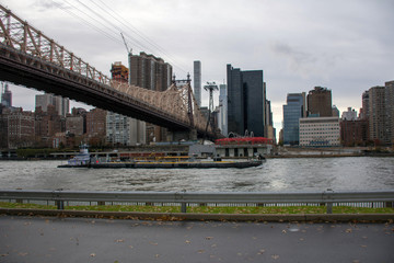 brooklyn bridge and manhattan skyline