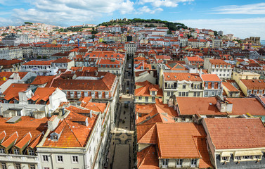 Fototapeta premium Orange rooftops and Sao Jorge castle