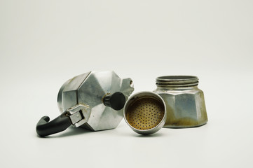 Cafetera italiana tradicional moka usada y desmontada