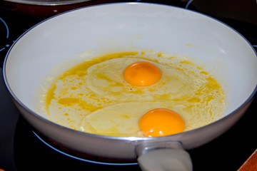 Cuisson d’œufs au plat