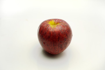 Una manzana roja madura sobre fondo blanco. Fruta y verdura. Comida cruda y saludable