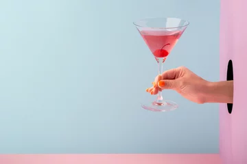 Foto op Plexiglas Woman's hand holding a glass of red prosecco © yuriygolub