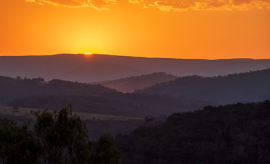
Pôr do sol sobre as montanhas em Minas Gerais, Brasil.