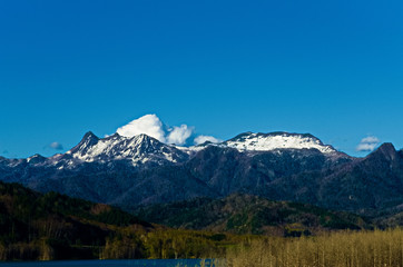 Obraz premium 残雪している山の風景