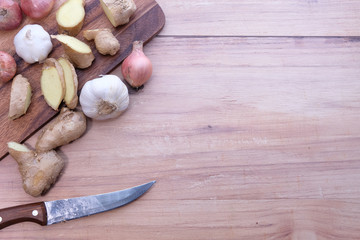 ginger, garlic and onion on chopping board.