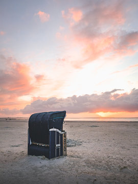 Stimmungsvoller Sonnenuntergang an der K&uuml;ste von Ostfriesland