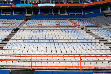 Naklejka premium Gradas de estadio con las bancas o butacas sin personas, por la contingencia por covid-19