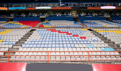 Naklejka premium Gradas de estadio con las bancas o butacas sin personas, por la contingencia por covid-19