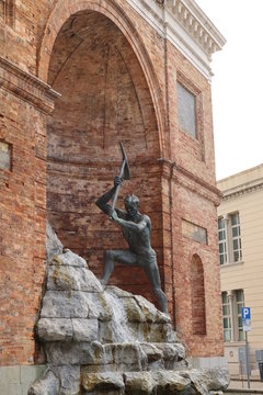 Catanzaro, monumento al Cavatore o Statua del "Cavatore" in piazza Matteotti. Si tratta di un simbolo della citt&agrave; (Calabria, Italia)