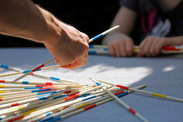 Familien Geschicklichkeitsspiel Riesen-Mikado mit großen Holzstäben