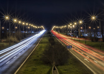 Fototapeta na wymiar Smugi świateł jadących samochodów
