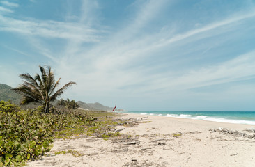 Playa con un hermoso mar azul y un gran cielo