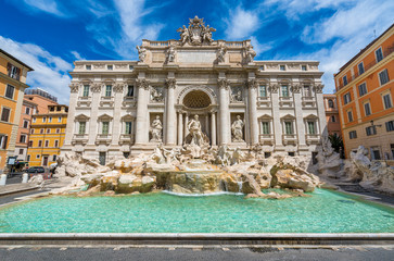 Fototapeta premium Cudowna Fontanna di Trevi (Fontana di Trevi) w Rzymie w słoneczny dzień we Włoszech.